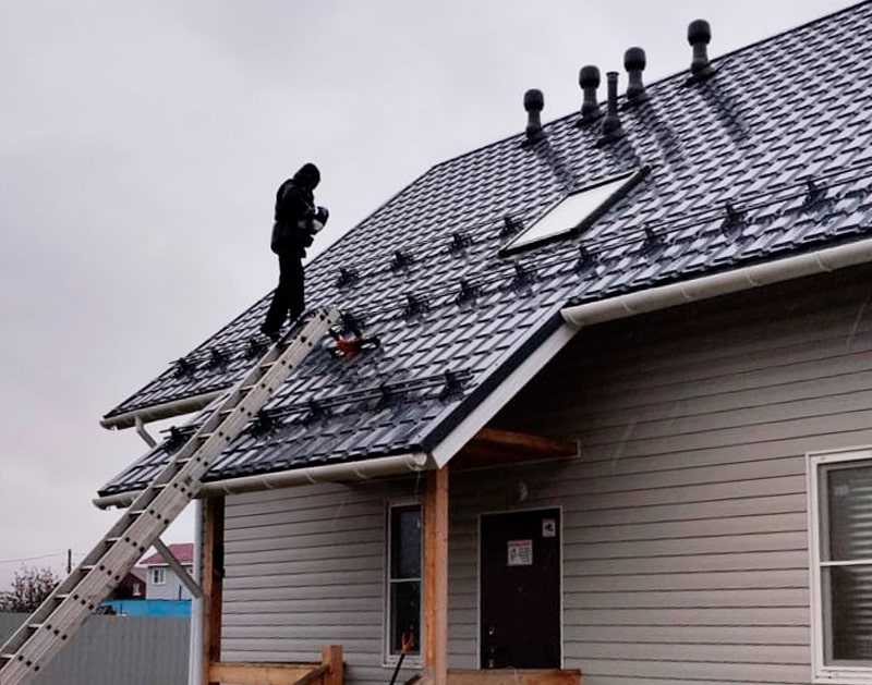 Установка снегозадержателей на крыше  - цена за монтаж от АкваСток
