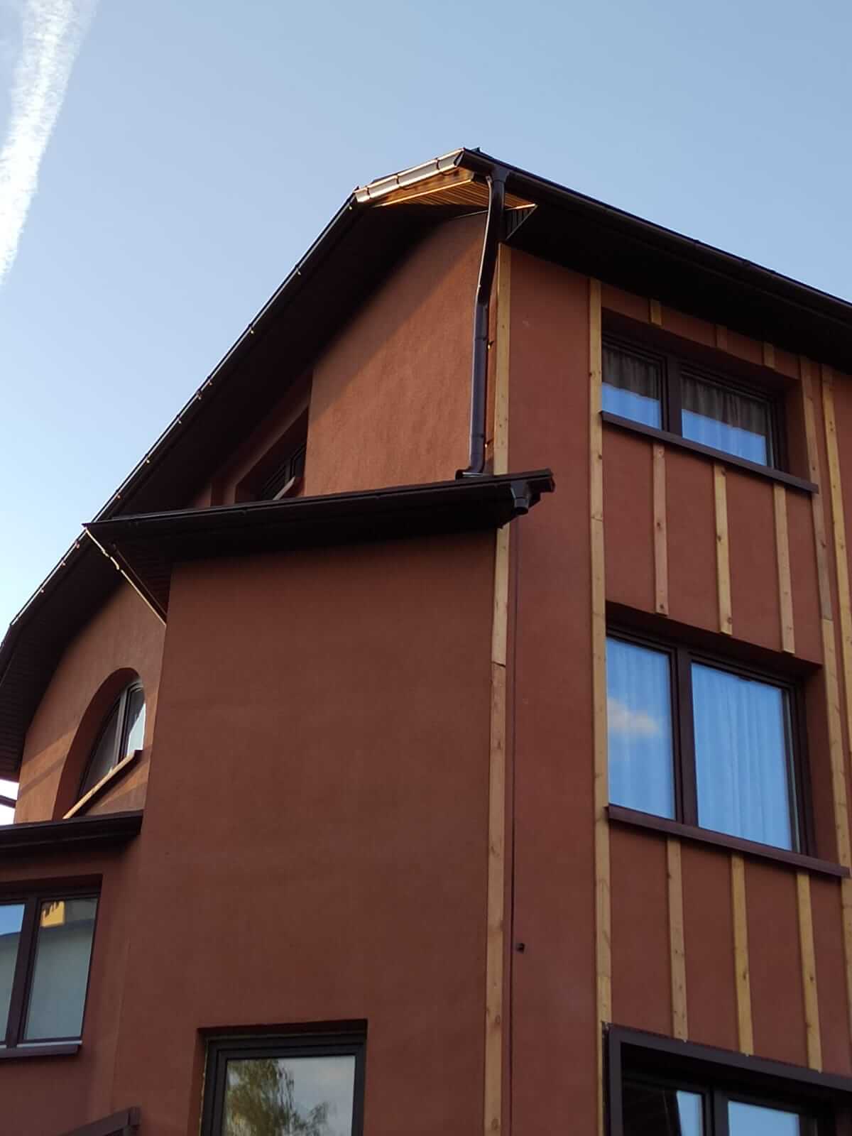 Установка снегозадержателей на крыше  - цена за монтаж от АкваСток